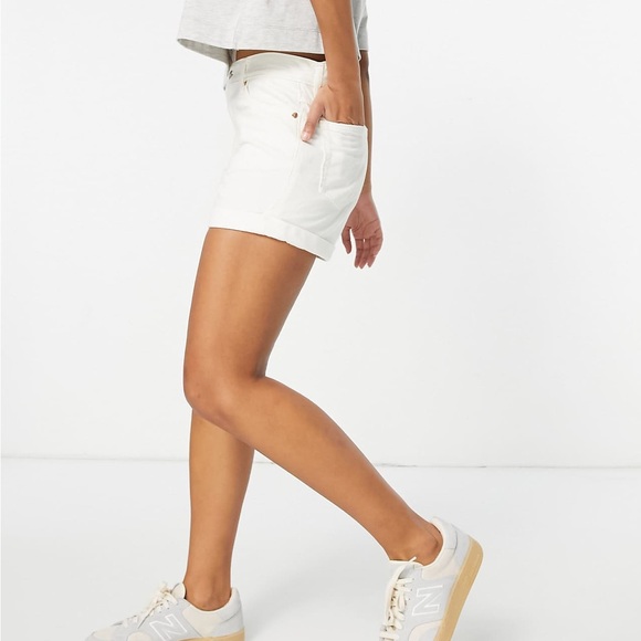 Levi's White Jean Shorts with Raw Hem and Mid-Thigh Length - Picture 8 of 8